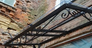 Угловые козырьки для частных домов и входов в Саранске - НавесыСрн от 1795 рублей